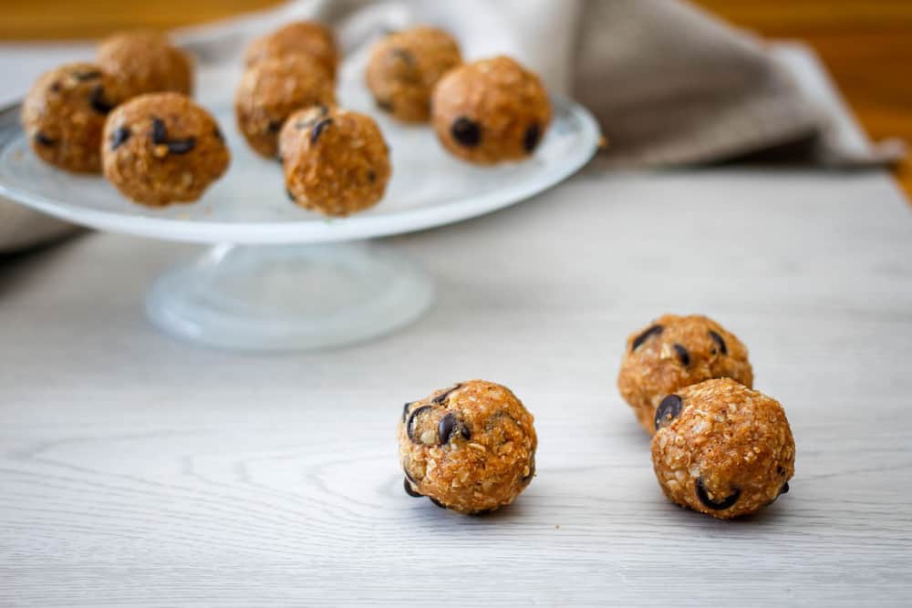 Chocolate-Chip-Oatmeal-Energy-Bites-Cookie-Monster-Bites