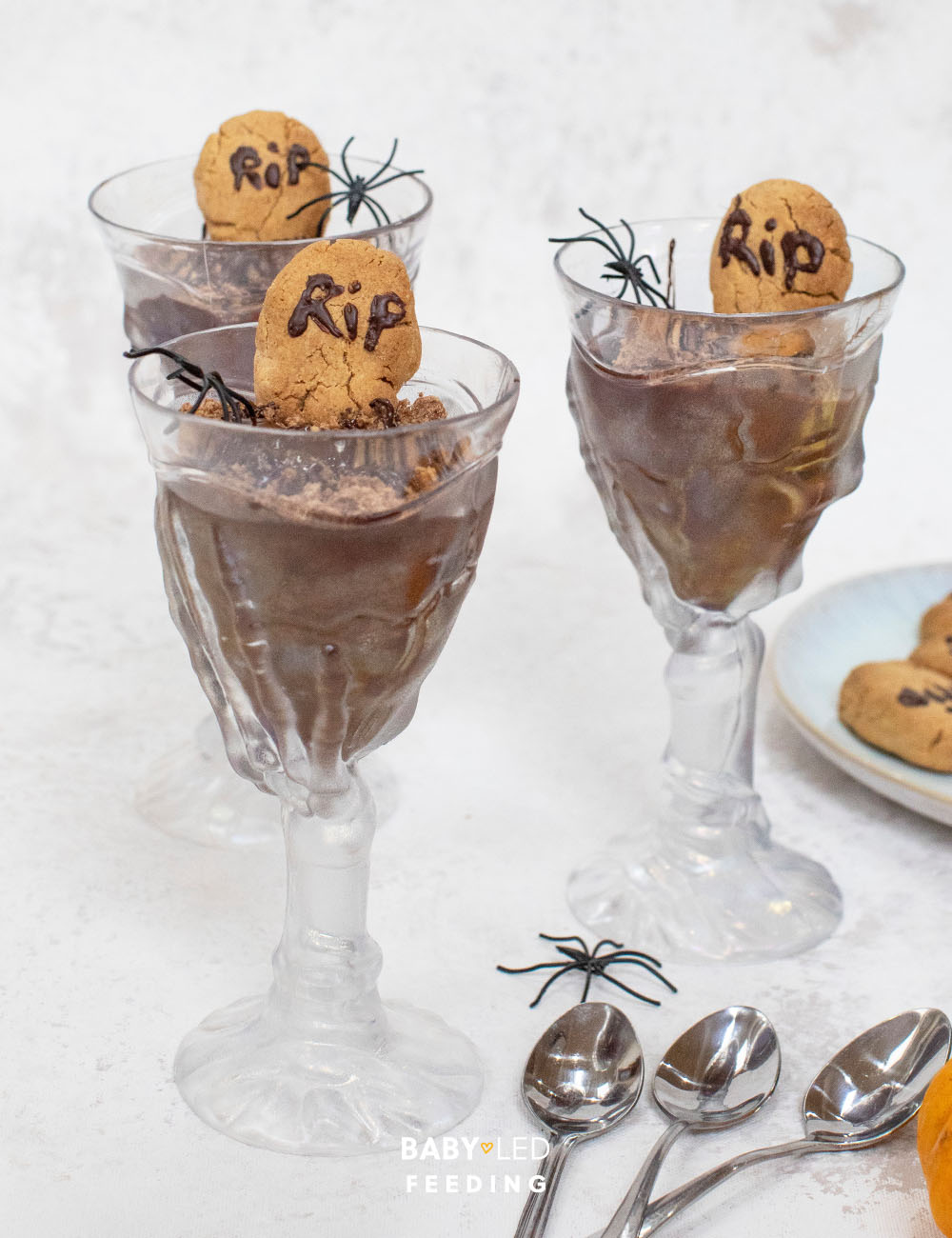Chocolate Mousse Pots with cookies. Easy halloween party food ideas.
